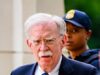 L’ex consigliere di Trump John Bolton si dichiara colpevole di cattiva gestione di documenti classificati