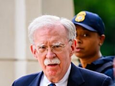 L’ex consigliere di Trump John Bolton si dichiara colpevole di cattiva gestione di documenti classificati