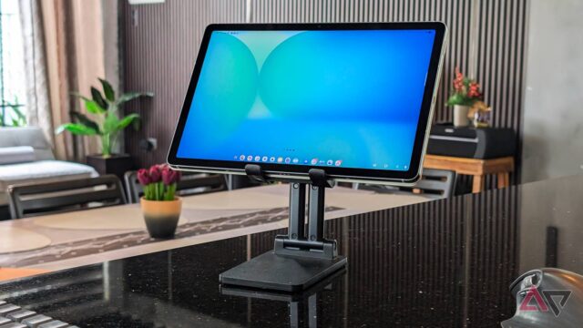samsung-galaxy-tab-s10-fe-on-a-raised-holder-with-a-partial-image-of-a-keyboard-and-mouse-1.jpg