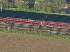 L’incidente tra due treni provoca almeno 1 morto e 89 feriti mentre le squadre di emergenza si precipitano sulla scena caotica